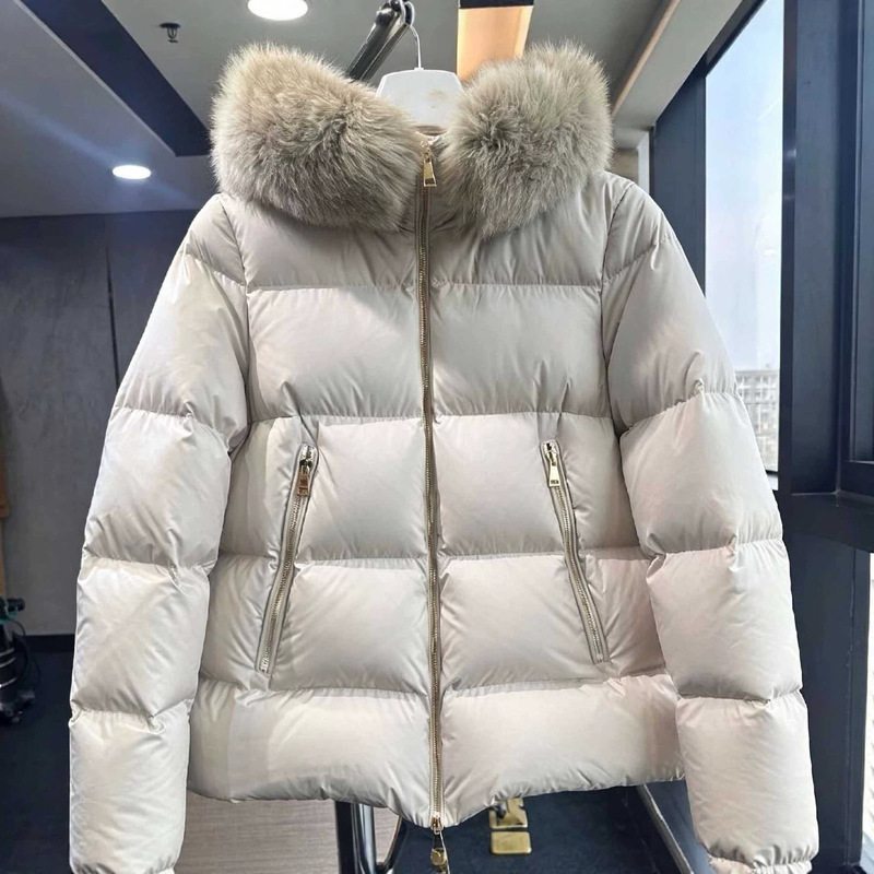26 Season M's new down jacket with a large fur collar, short style, snow doll design, windproof and warm, for women 26 Season M's new down jacket with a large fur collar, short style, snow doll design, windproof and warm, for women