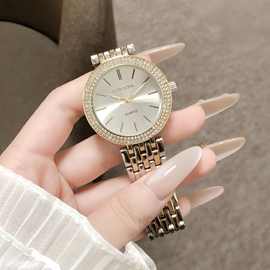 女士时尚间金腕表圆形镶钻表盘搭配精致金属表带石英机芯吸睛精致