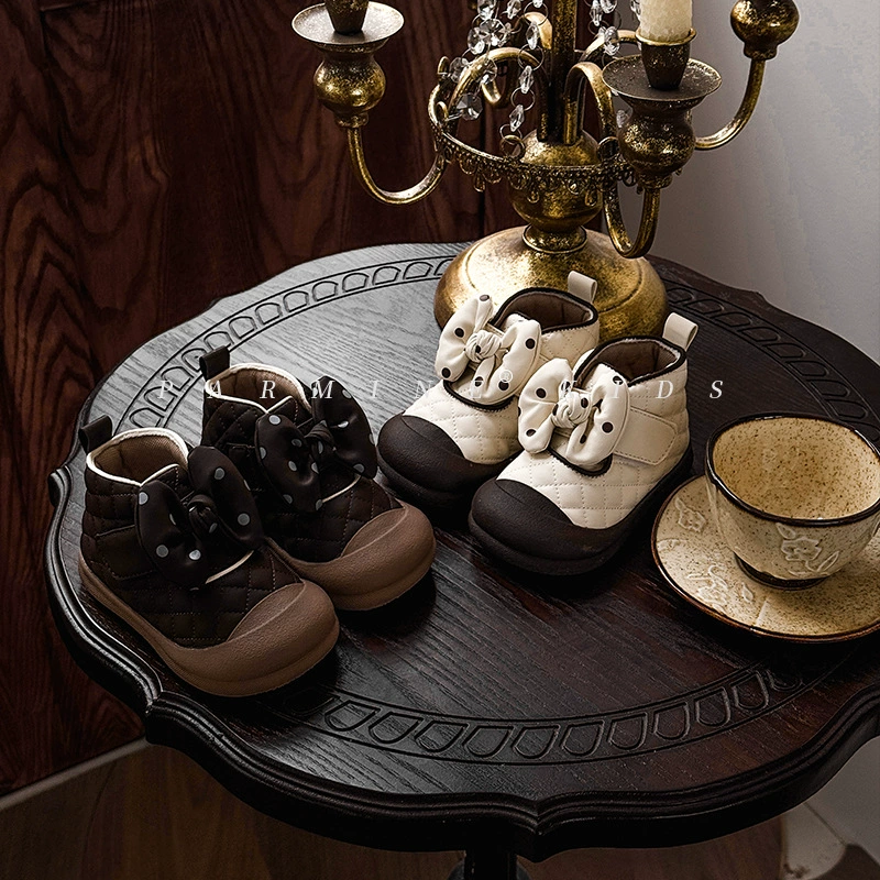 Модные и милые сапоги для девочек, новая модель осень-зима 2025 года, кожаные сапоги для маленьких принцесс, противоударные сапоги с защитой от ударов.