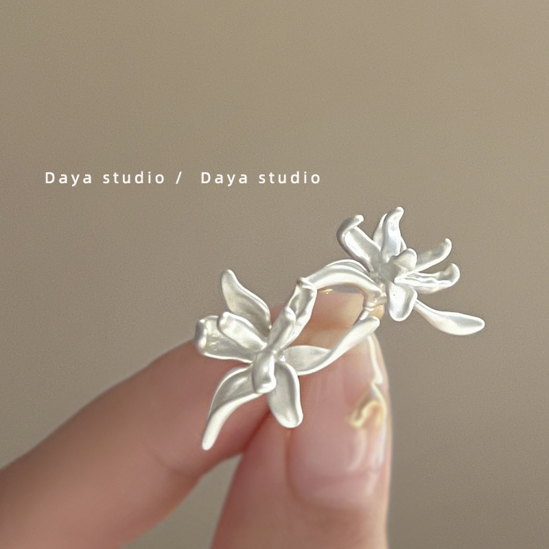 Retro matte small design elegant earrings