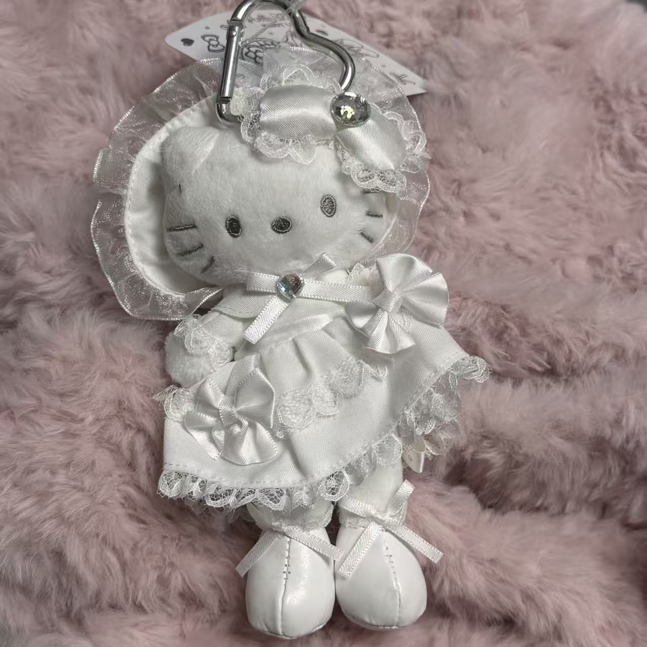 黒麦わら帽子キティ帽子ベビーペンダントラブバックル人形人形かわいいヘップバーンスタイルペンダントキーホルダー