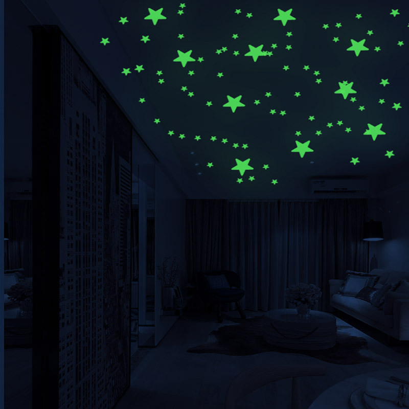 夜光星が光る壁にリビングルームの寝室のスイッチを貼って子供の部屋の寮を飾ります。|undefined