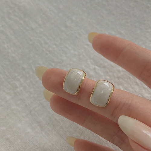 Japanese and Korean version of simple, compact retro earrings, fashionable and temperamental Internet celebrity earrings S925 silver needle women's earrings wholesale