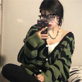 学生女秋冬新款日系鬼马绿色斑马纹针织开衫毛衣女V领长袖上衣潮
