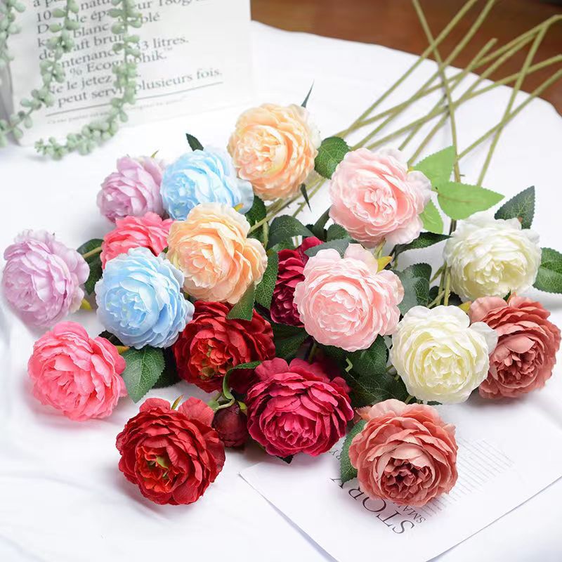 洋牡丹の造花は花の家庭の客間に花束を飾っています。|undefined