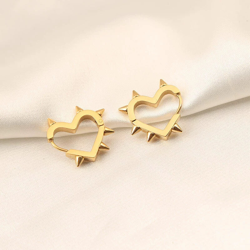 Silver pointed spike labret stud material detail