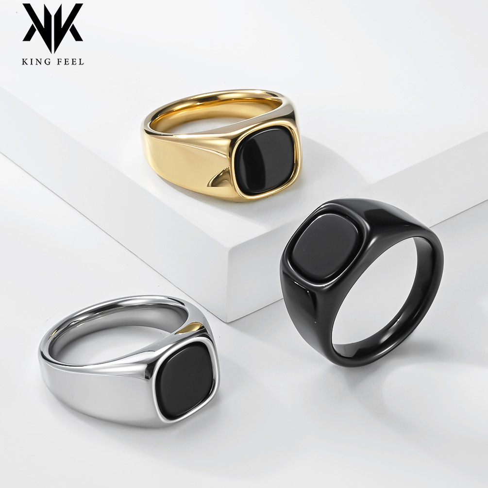 Minimalistischer Unisex-Ring mit quadratischem, schwarzem Edelstein aus Titanstahl. Elegante, farbechte Oberfläche. Cooler Stil._voghion.com
