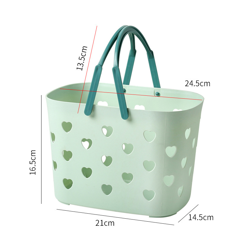 お風呂のかごを手に持って、プラスチックトイレのお風呂の洗面用品を持って、水を入れてかごを入れます。|undefined