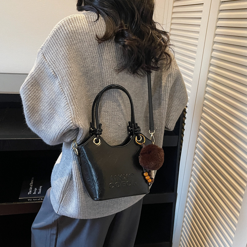 Retro alta sensación de bolso de cubo de mano 2025 invierno nuevo ocio versátil bolso de hombro de viaje mochila de mujer