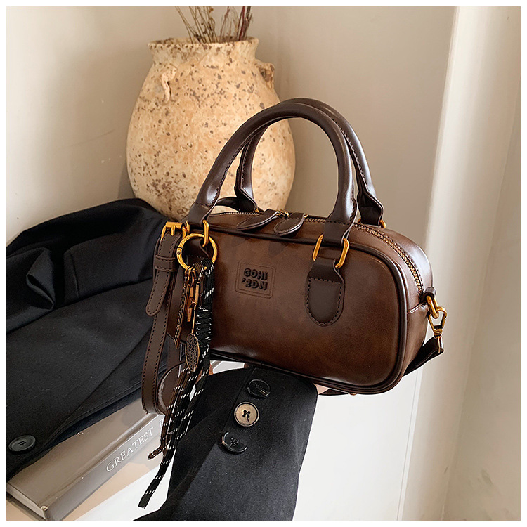 2024 New fashion bags for women, autumn and winter style, simple and fashionable work commute bag, retro single-shoulder underarm bag for women undefined
