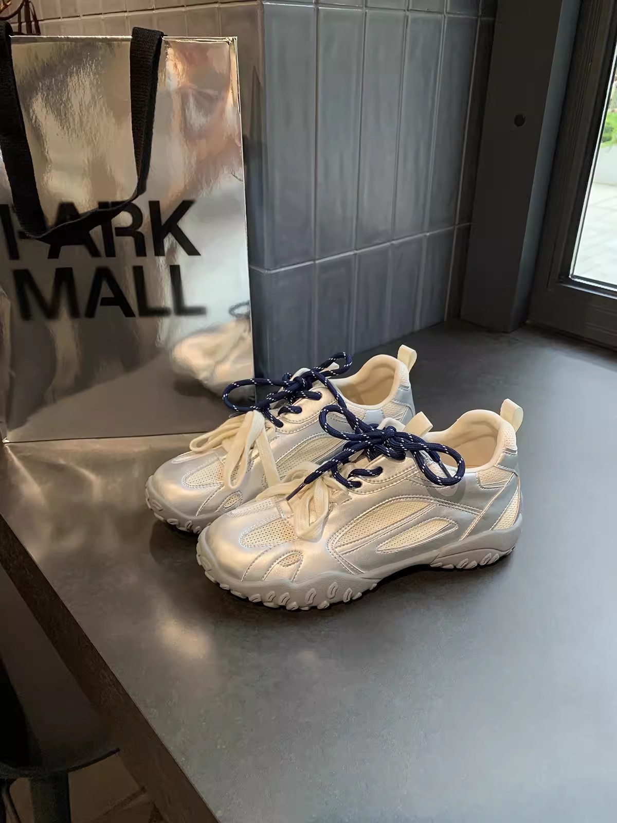 Versión de piel de vaca de la madre de la uva con el mismo estilo, cordones de cuero, costura de cuero, malla transpirable, deportes y ocio, zapatos de entrenamiento alemanes, zapatos Forrest Gump para mujer