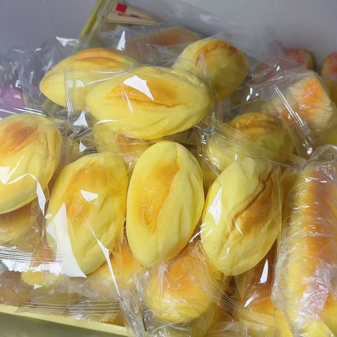 느린 리바운드를 지닌 부드럽고 촉촉한 느낌의 오픈 플라워 롤 빵 1개