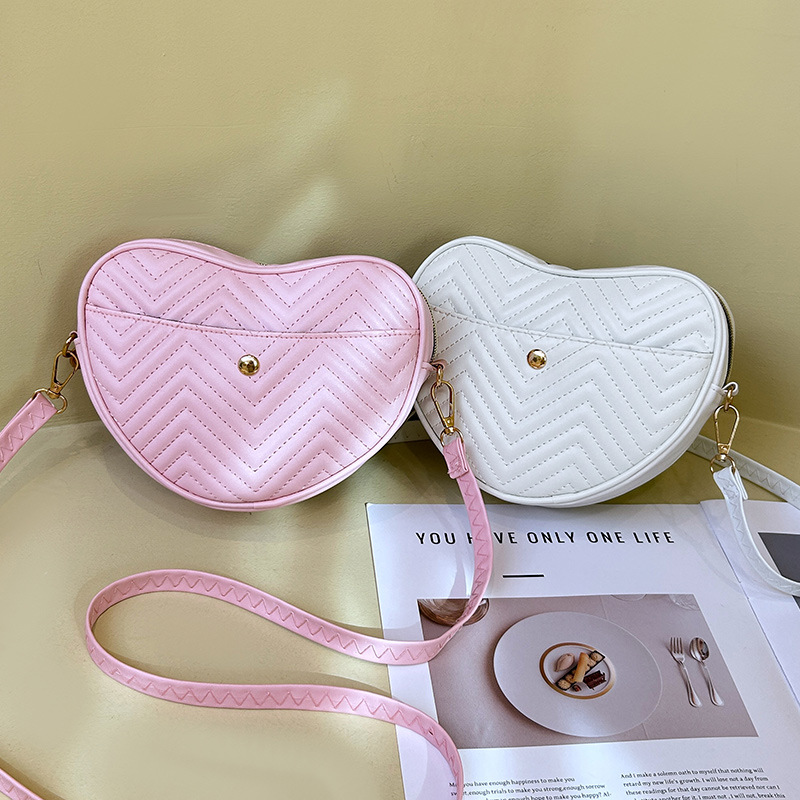2024 새로운 한국 자수 사랑 여성 가방 패션 캐주얼 어깨 메신저 가방 여성 가방 도매 대외 무역