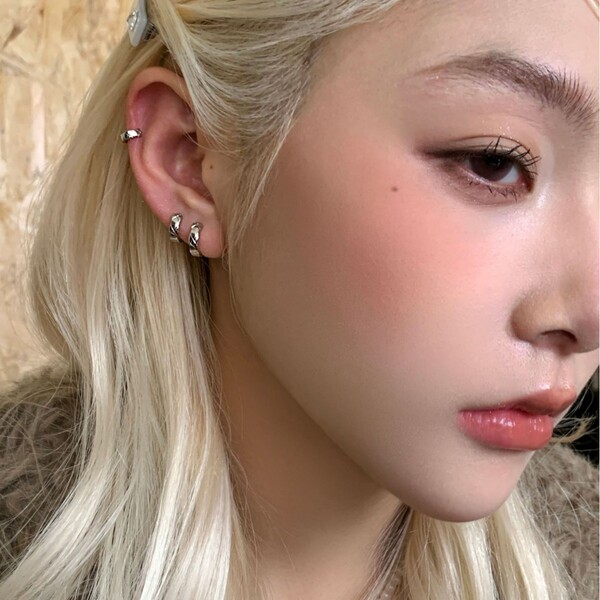 Fashionable design sophisticated small hoop earrings with diamond…