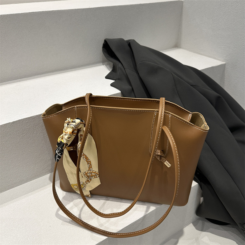 Bolsa de mano de seda de alto nivel 2025, primavera nueva bolsa de brazo de hombro, bolsas de tote populares este año