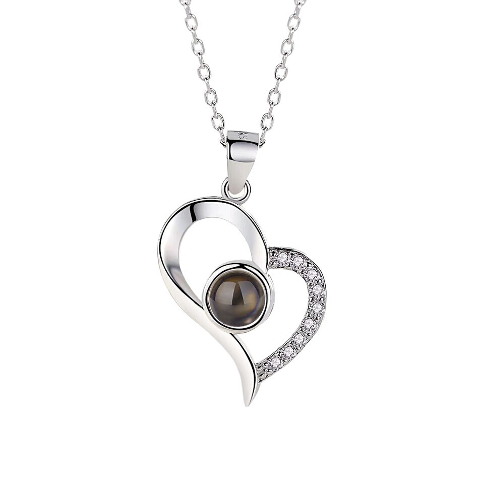 Collier pendentif cœur creux simple, style identique, avec l'inscription « Je t'aime » en 100 langues. Chaîne pendentif clavicule._voghion.com