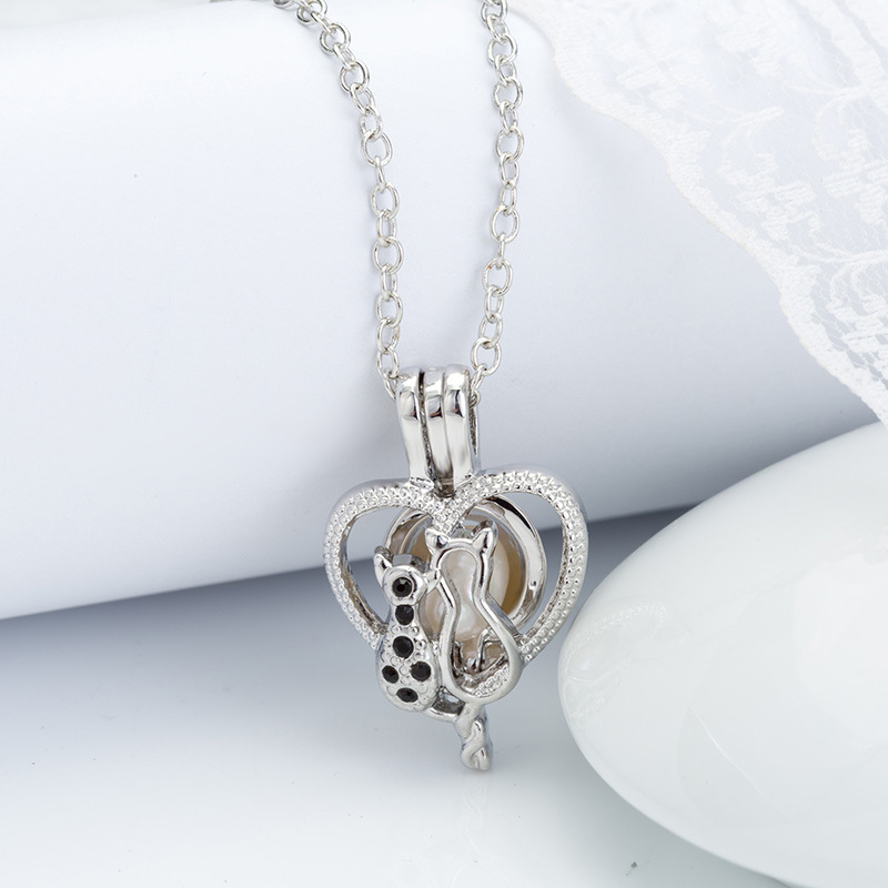 Einfache Frigid Pearl Heart Hollow Cage Anhänger Intarsierte Strasshalskette display picture 1