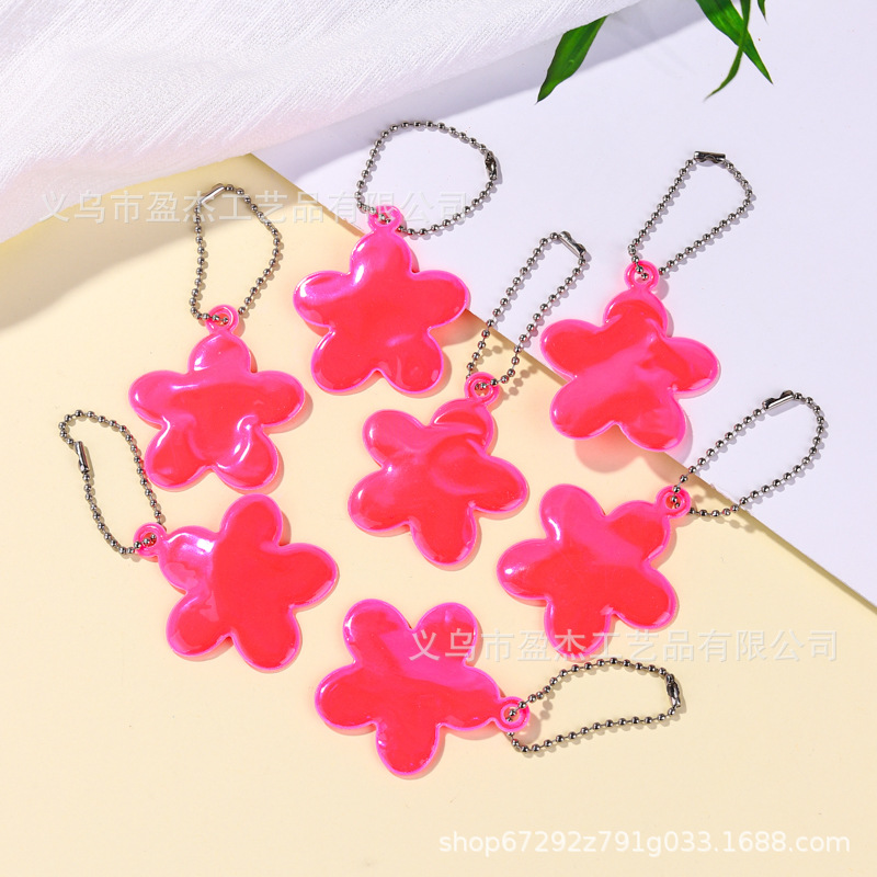 Fábrica directa de nuevos colgantes reflectantes de flores llaveras de PVC colgantes de color joyas reflectantes al por mayor en stock
