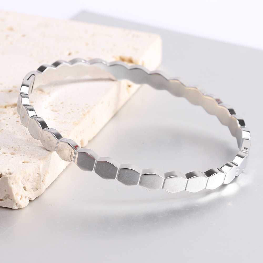 Simple Style Solid Color Stainless Steel Plating Gold Plated Bangle display picture 2