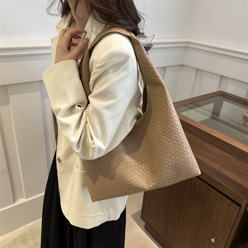 Otoño y invierno retro bolsos de dos piezas 2024, bolsos de moda de mujer, bolsos de hombro portátiles extranjeros, bolsos simples.