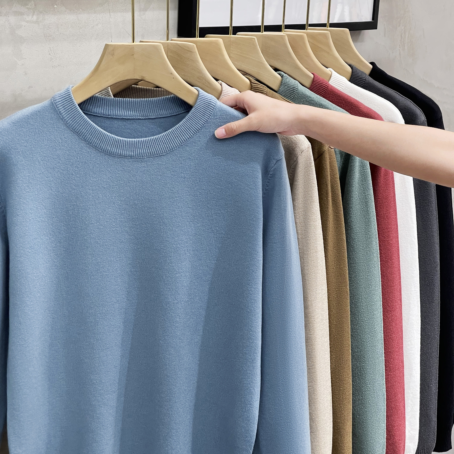 Suéter al por mayor de fábrica para hombre camisa de fondo de color sólido con cuello redondo 2025 nuevo suéter casual suéter de punto para hombre comercio exterior de moda