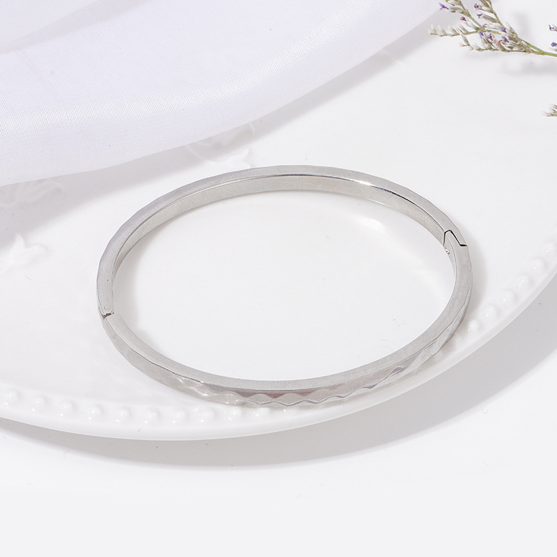 Pulsera de titanio y acero para mujer, diseño moderno y sencillo, pulsera de lujo que no se desvanece, venta al por mayor en stock.