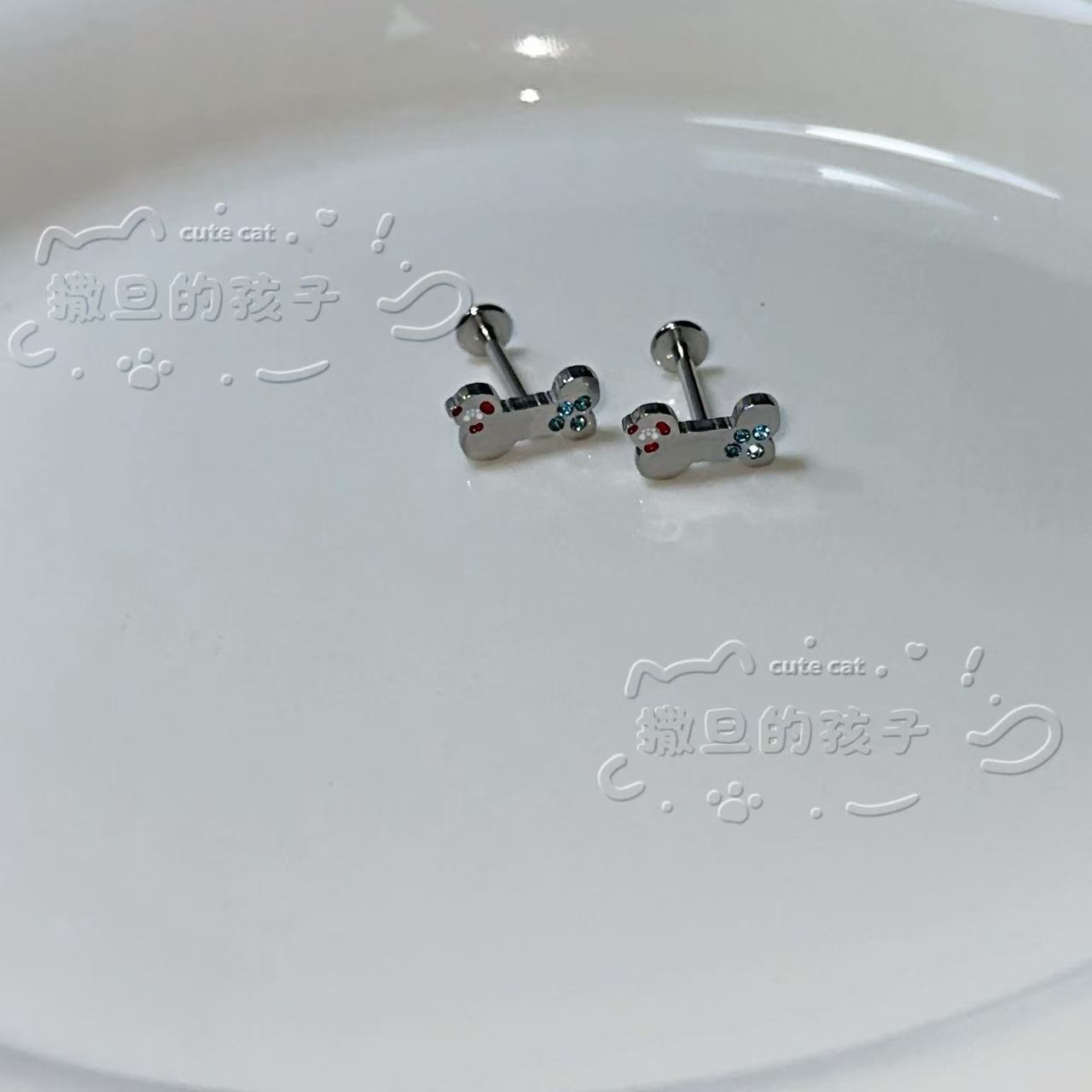 16G labret stud size and finish detail