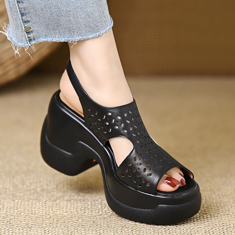 2025 verano nuevo estilo romano hueco antideslizante resistente al desgaste zapatos de mujer suave y cómodo fuera de moda con zapatos de madre