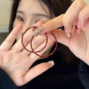 물결 모양의 붉은 귀걸이