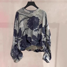 今年流行的上衣高级感气质百搭灰绿色印花圆领长袖卫衣女2025新款