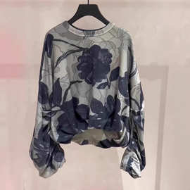 今年流行的上衣高级感气质百搭灰绿色印花圆领长袖卫衣女2025新款