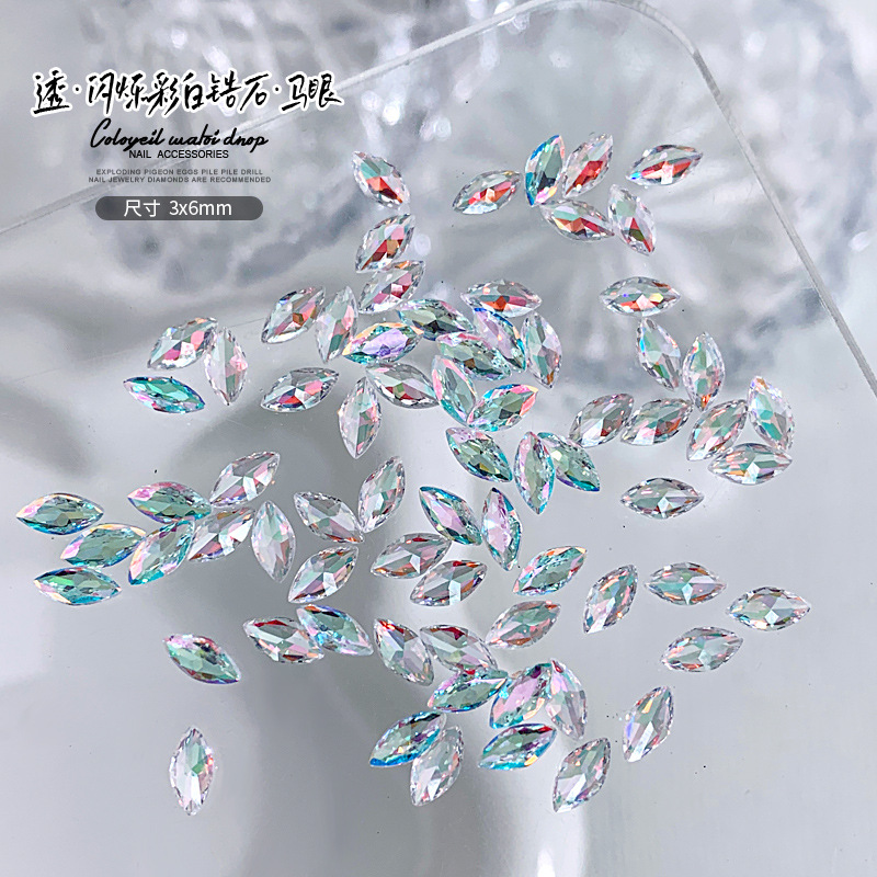 반짝이는 화이트 컬러의 말눈 모양 3x6mm 단알