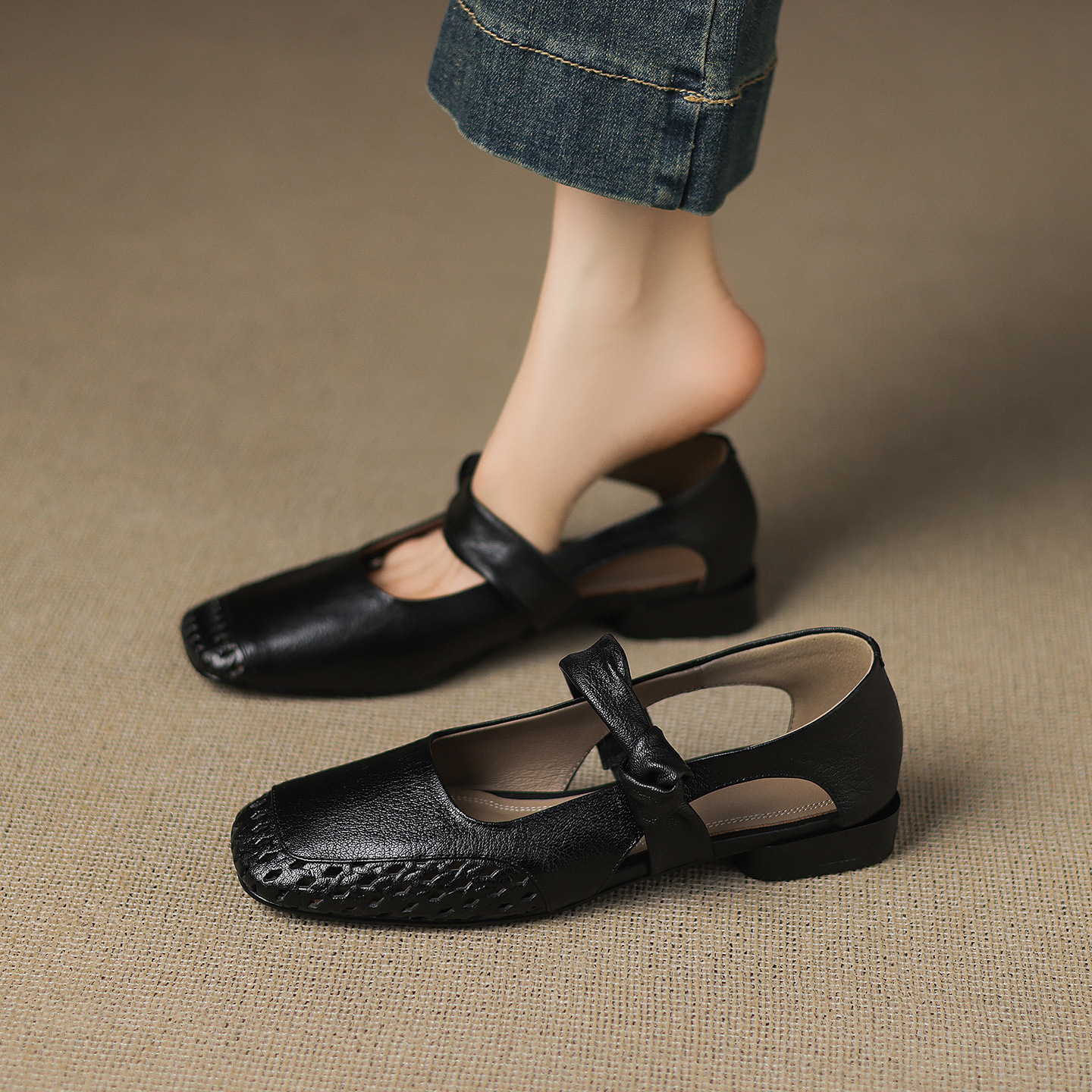 Sandal nữ mũi nhọn da dê đục lỗ gót thấp 2 cm, miệng nông hở mũi — đen