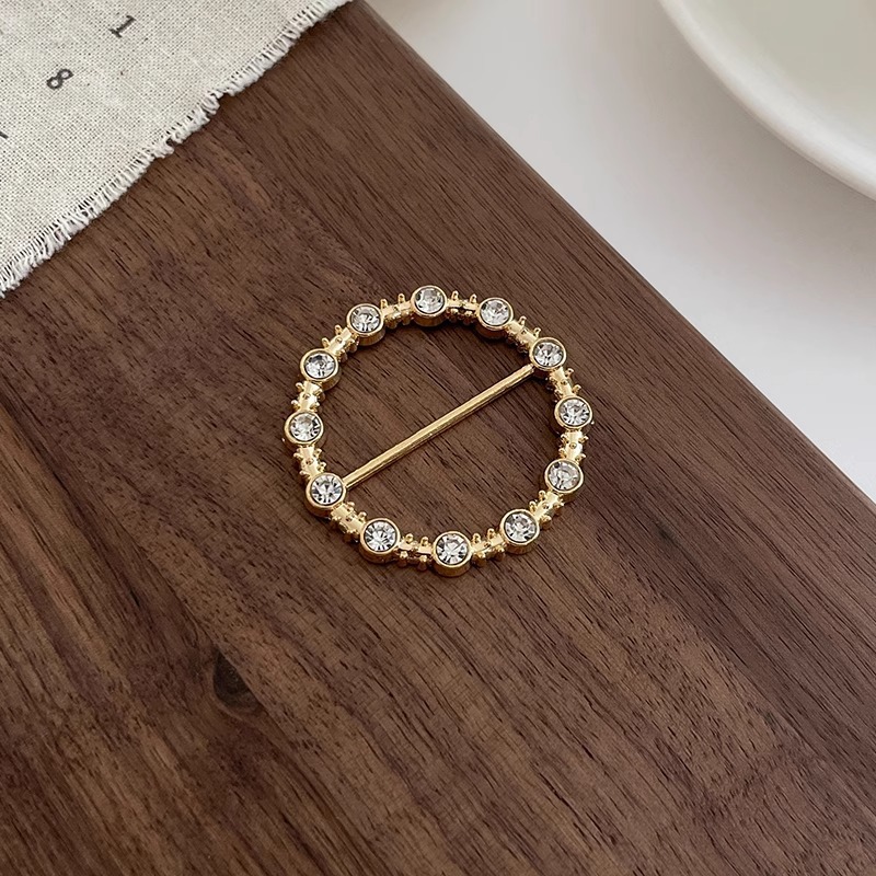 Hebilla anudada en las esquinas de la ropa mujer 2025 nuevo hebilla de toalla de seda botón de perlas de alta gama hebilla de hebilla de ropa de alta gama