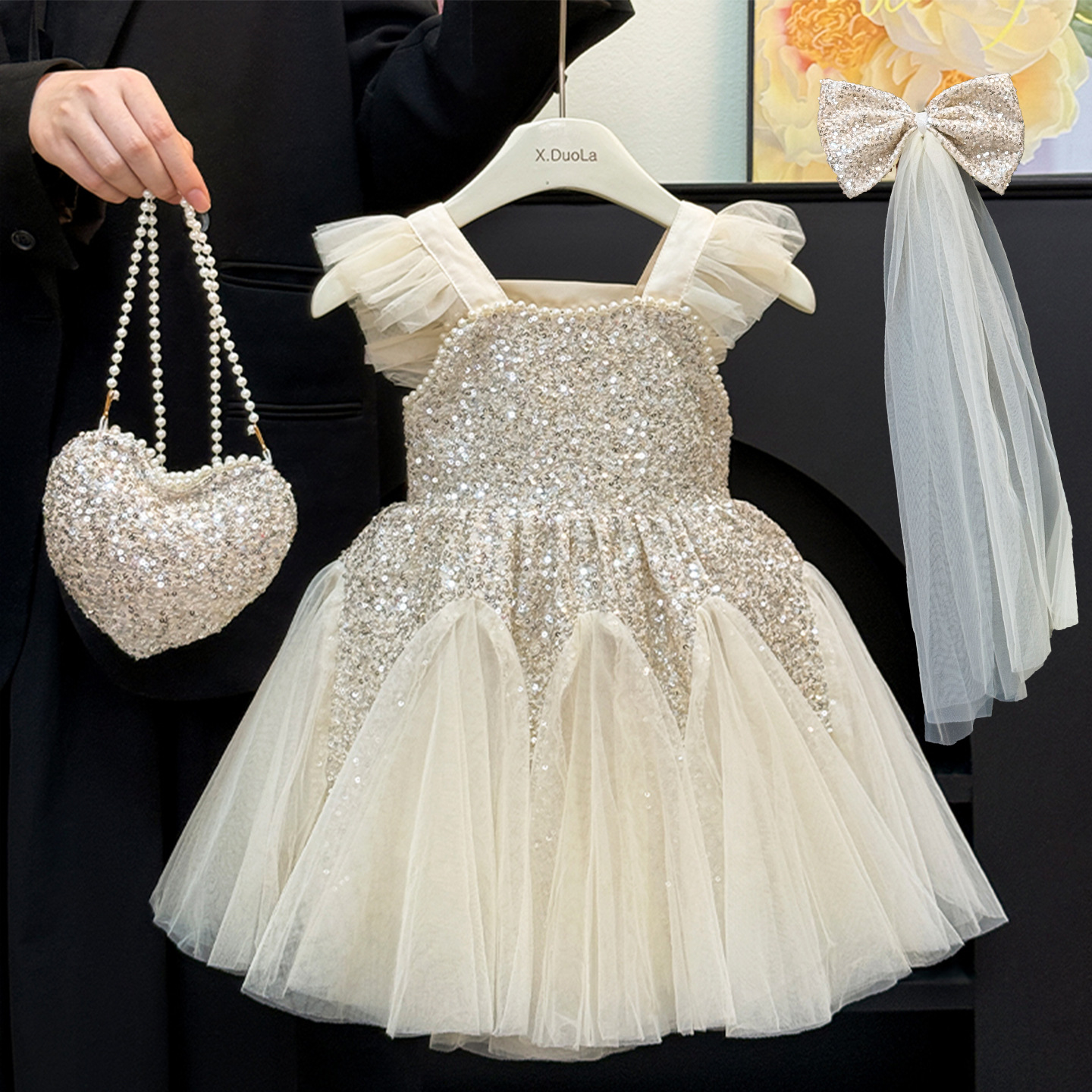 La robe à manches volantes est livrée avec un couvre-chef et un sac. / 90cm