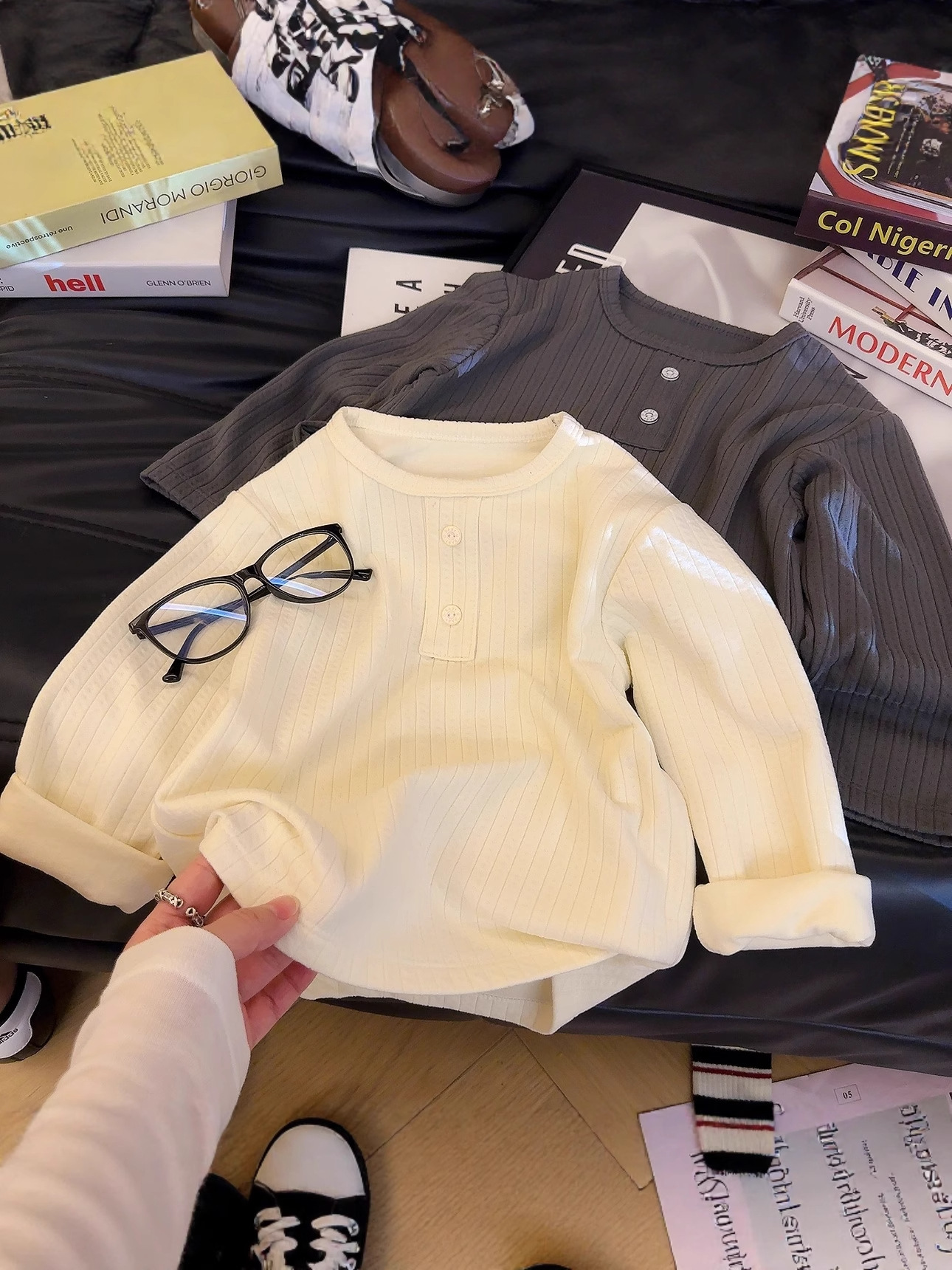 Nueva camiseta de tela de algodón para niños de color sólido, camiseta de cuello bajo para bebés con rayas de otoño para niñas