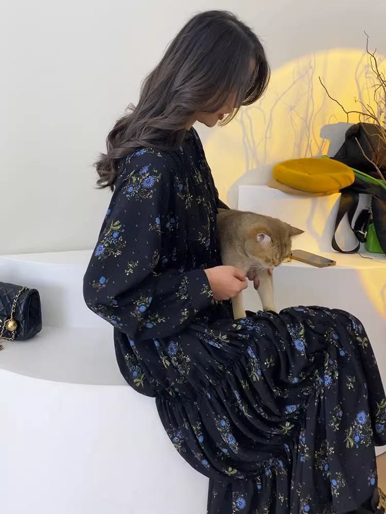 Robe à fleurs noire de Style Hepburn haut de gamme pour femmes, début du printemps 2024, nouveau col en v, taille haute, jupe longue à bas ample_voghion.com