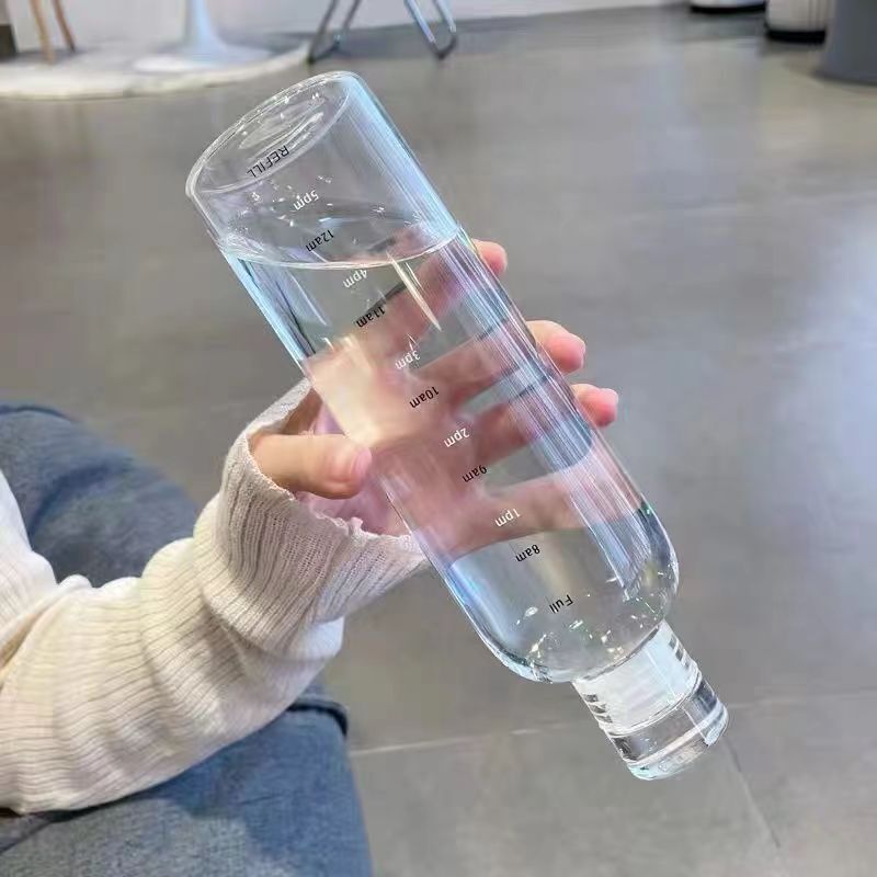 時間の漂流瓶の目盛りのグラスは外出して高い顔の値の透明な蓋のジュースの杯のネットの赤い温度のコップを持ちます。|undefined