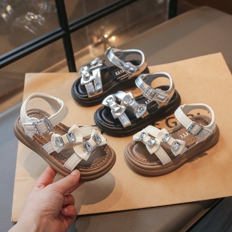 Zapatos de princesa para niñas 2025 verano nuevo estilo romano para niños con suela suave sandalias de moda de diamante