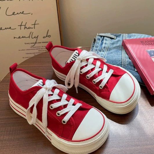 Женские летние и весенние кроссовки 2025 года, дышащие, на толстой подошве, с открытым носком, из канваса, в корейском стиле, модные белые, нишевая модель.