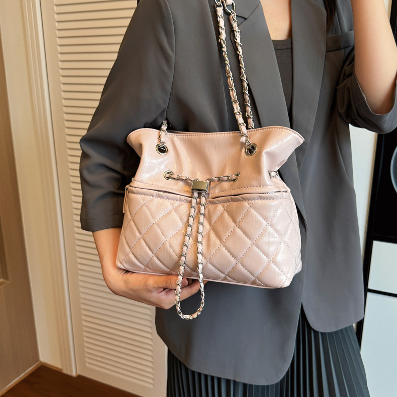 Cross-border, effortlessly chic shoulder bag with a small Chanel-inspired diamond pattern, chain detail, large capacity, drawstring closure, and a trendy crossbody design
