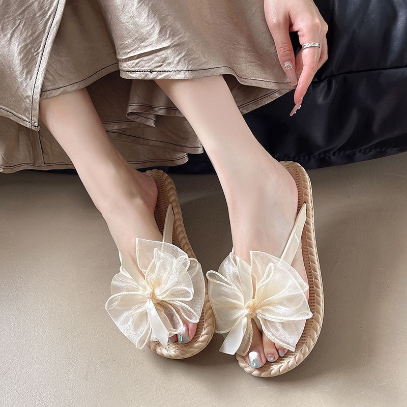 흰색 꽃무늬 트렌디 플립플롭