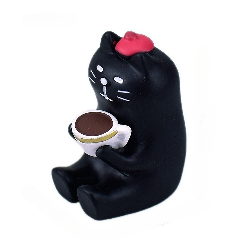 검은 고양이가 커피를 마신다