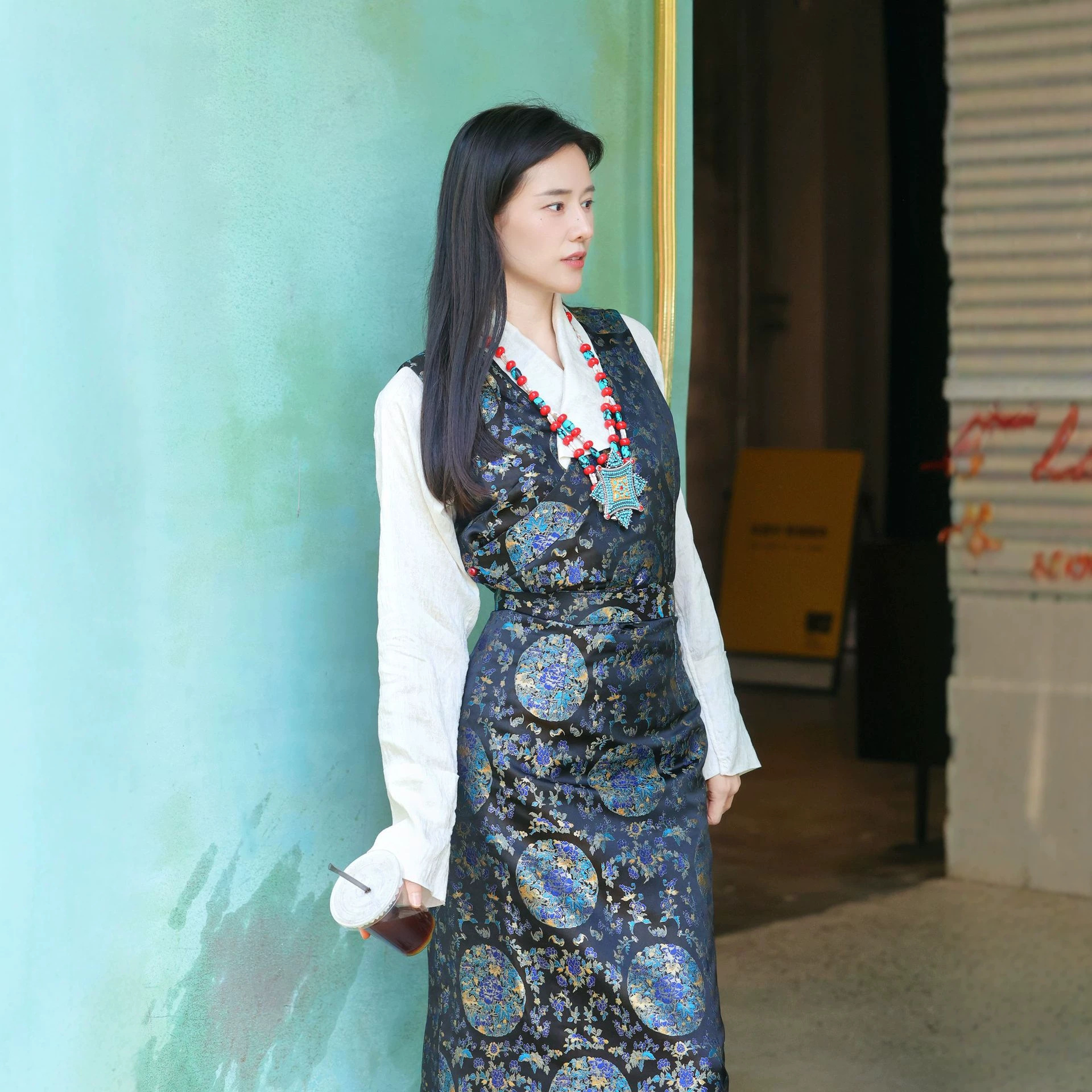 Tibetan women's sleeveless dress with high-end embroidery, aristocratic style, Tibetan costume.