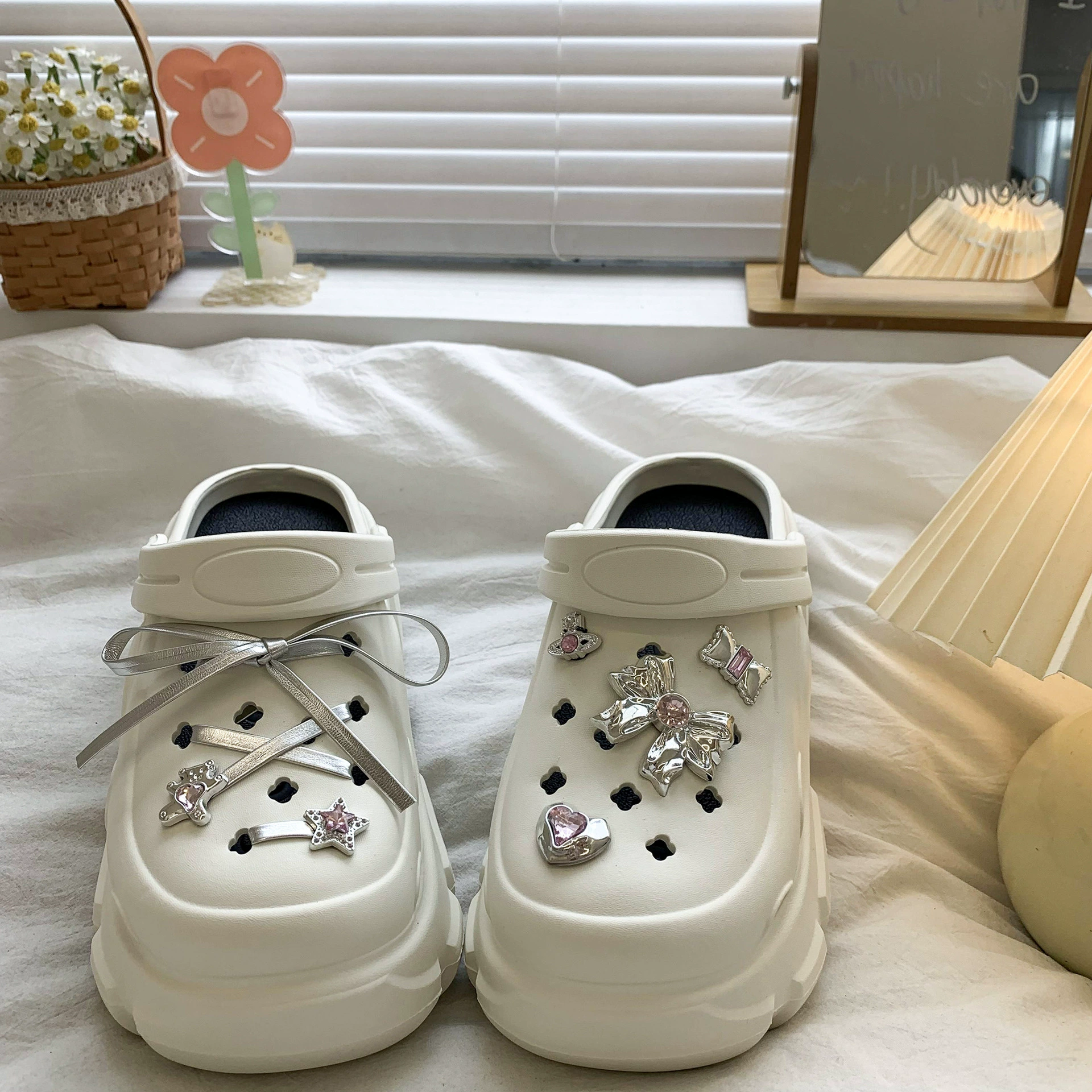 Милые сабо на толстой подошве для увеличения роста из ЭВА, новинка лета 2025, пляжные нескользящие сандалии в студенческом стиле для девочек, для самостоятельного тюнинга