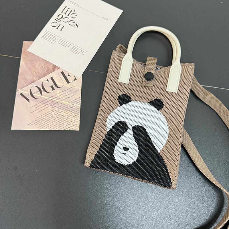 눈을 가리는 갈색 팬더