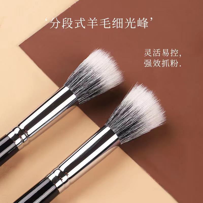 Pointillist Blush Brush with Fine Light-Weight Goat Hair, Clear Double-Layer Flat Head Single Makeup Brush, Beauty Brush with Soft Focus Pointillist Blush Brush with Fine Light-Weight Goat Hair, Clear Double-Layer Flat Head Single Makeup Brush, Beauty Brush with Soft Focus