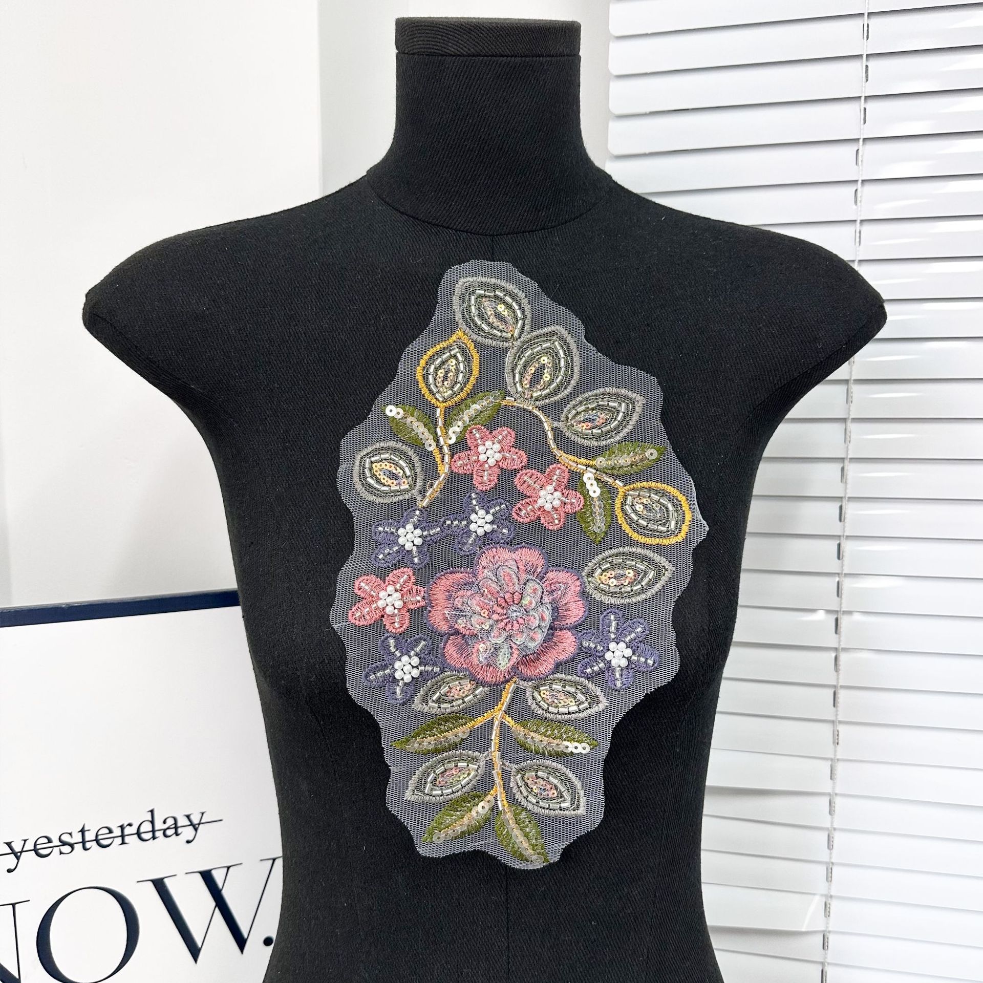 Hermoso hilo de malla bordado tridimensional tela de flores de color pegada ropa de rendimiento ropa de baile accesorios ropa de chicas