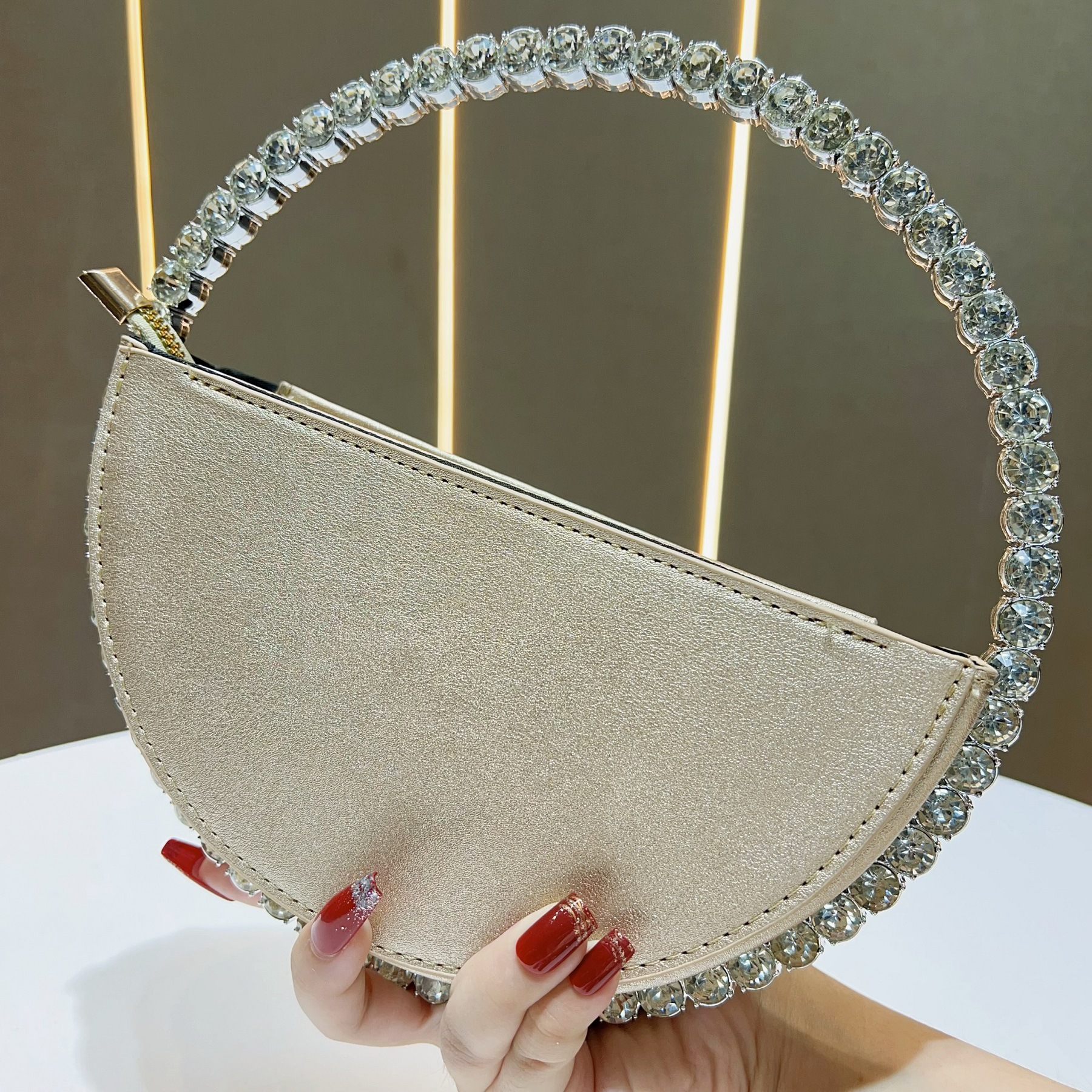 Elegante pochette semicircolare con paillettes e diamanti scintillanti, perfetta per feste serali e feste femminili._voghion.com