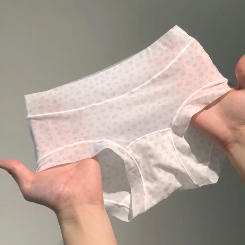 Nude-Feel Flat-Angle Ice Silk Panties, Summer Thin Style, Mid-Waist, Extended Crotch, Seamless, Breathable Ice Silk Panties for Women